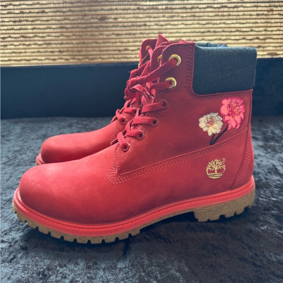 Timberland Red Boots with Black and Gold Details - Picture 4 of 9